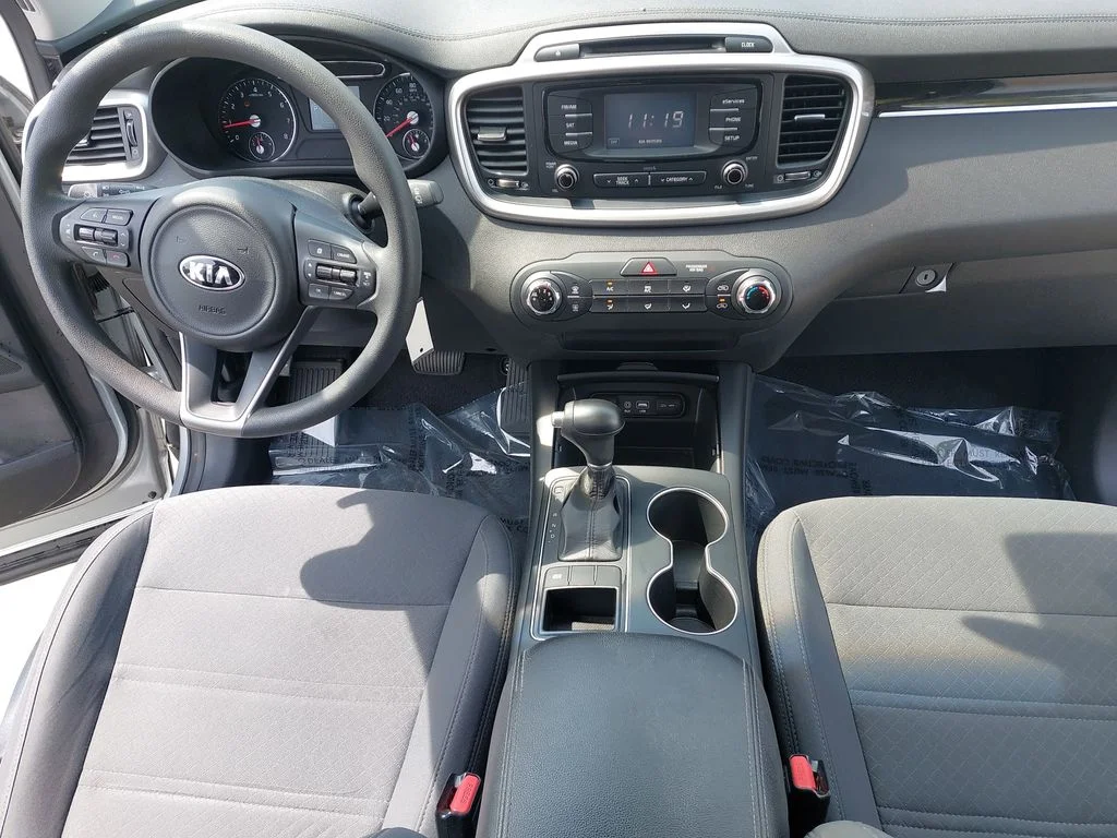 Used 2016 Silver Kia LX image 9