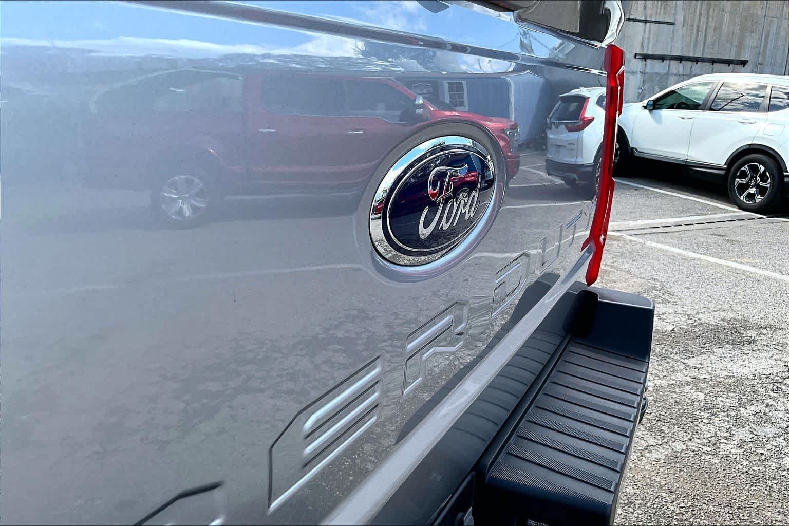 Used 2023 Iconic Silver Metallic Ford LARIAT image 28