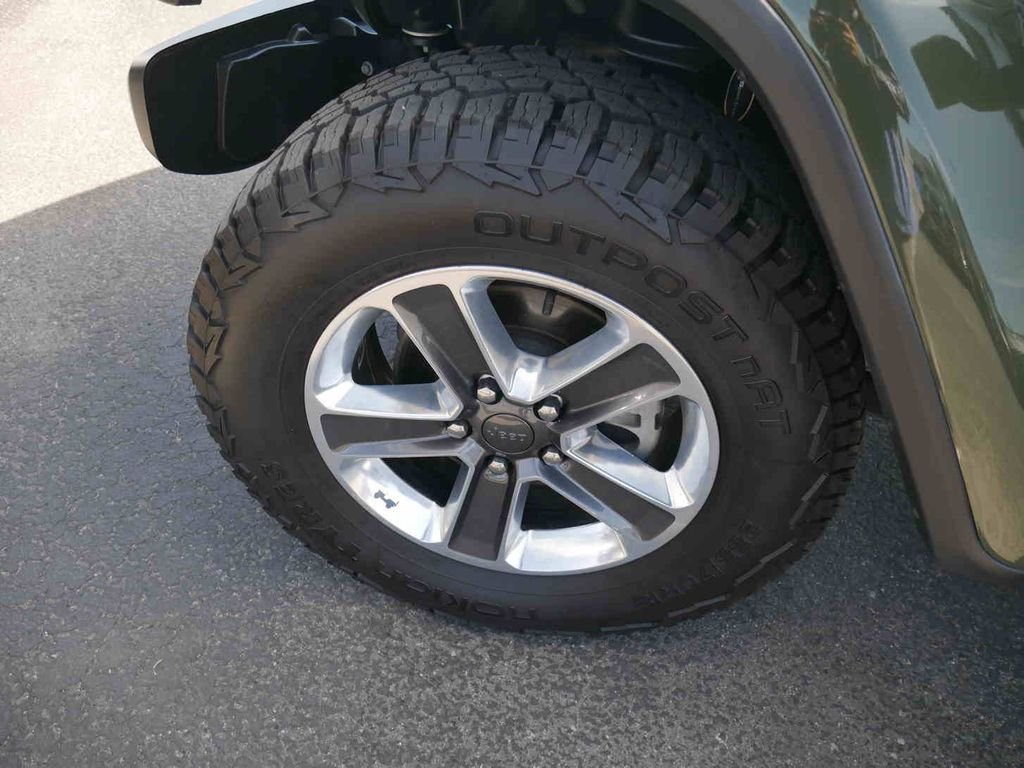 Used 2023 Green Jeep Sahara image 13