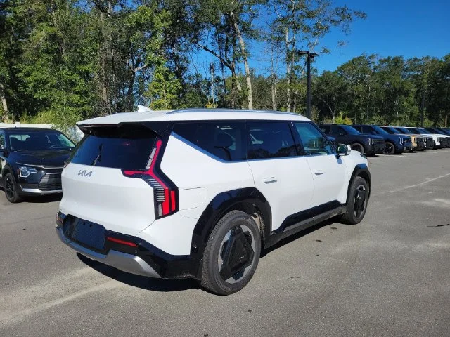 New 2026 Glacial White Pearl Kia Land AWD image 2