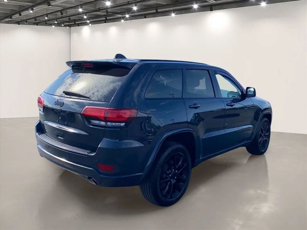Used 2018 Rhino Clearcoat Jeep Altitude image 7