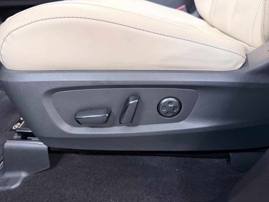Used 2023 White INFINITI LUXE image 10