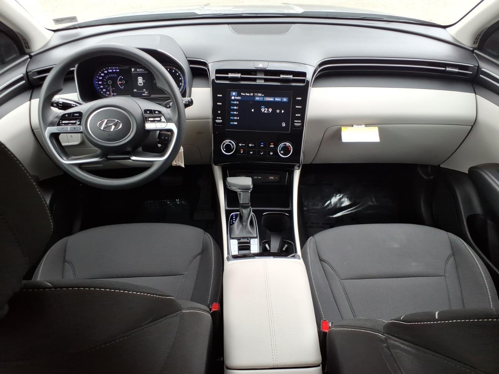 Used 2024 Shimmering Silver Hyundai SE image 28