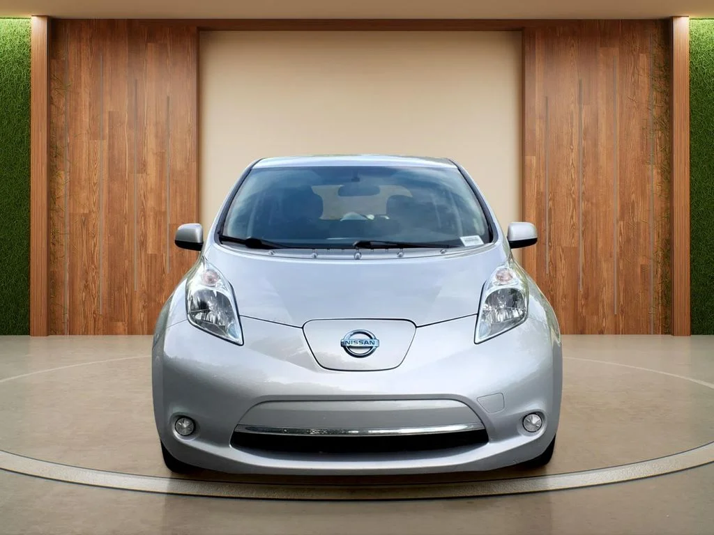 Used 2016 Silver Nissan S image 2
