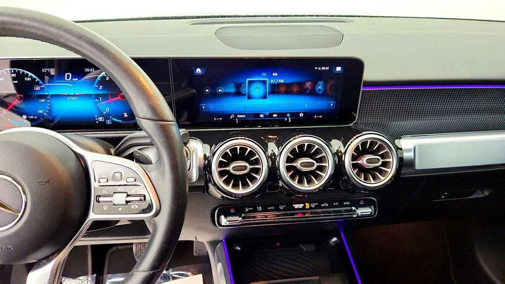 Used 2020 Night Black Mercedes-Benz GLB 250 4MATIC® SUV w/ Premium Pkg, Surround View & Panorama Roof image 18