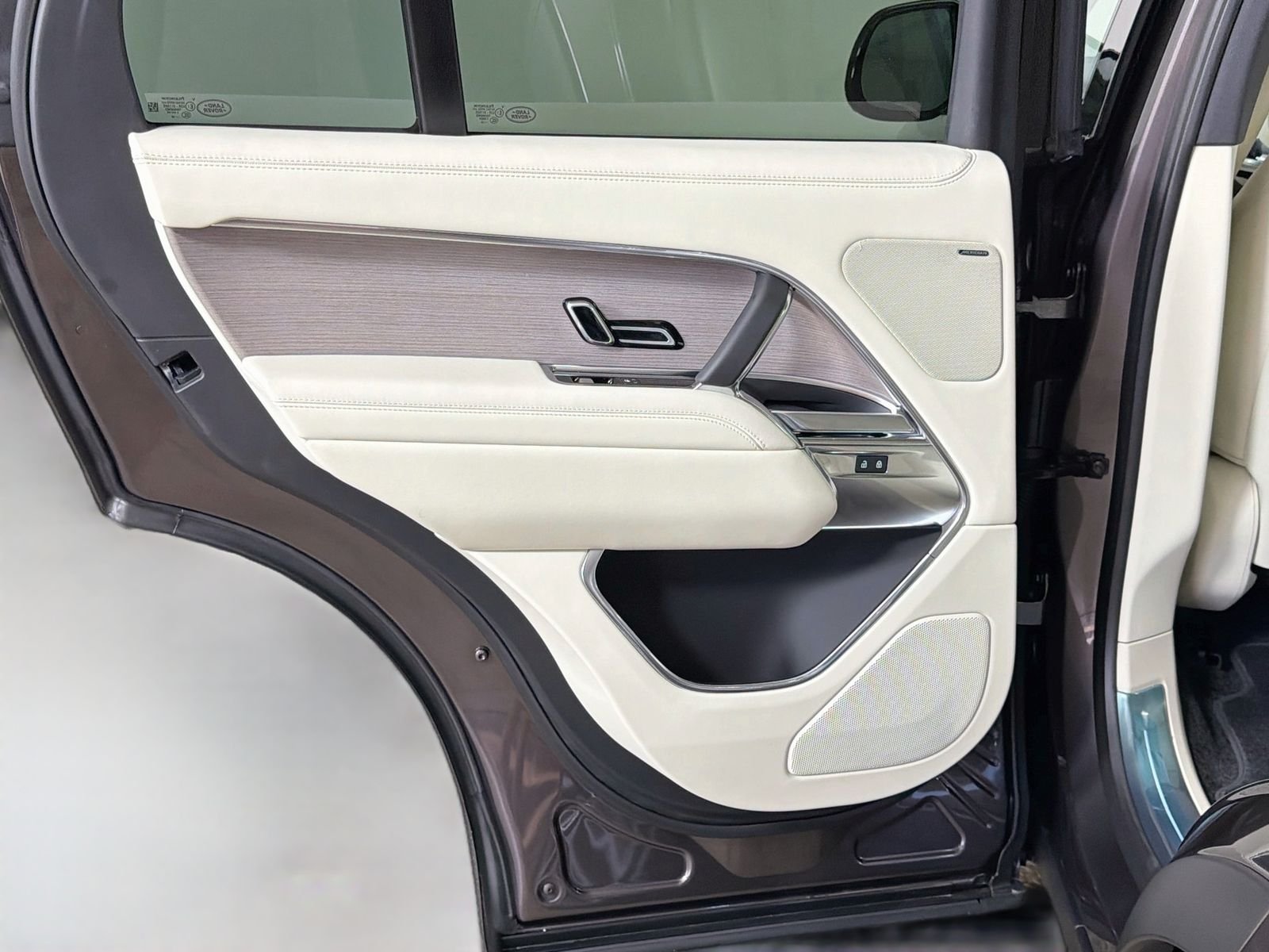 New 2026 Charente Grey LAND ROVER SE image 25