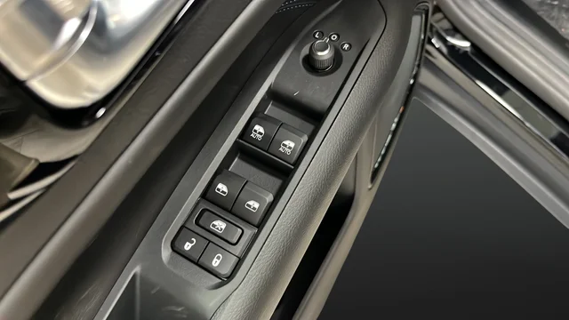 New 2026 Diamond Black Crystal Pearl-Coat Exterior Paint Jeep Latitude image 20