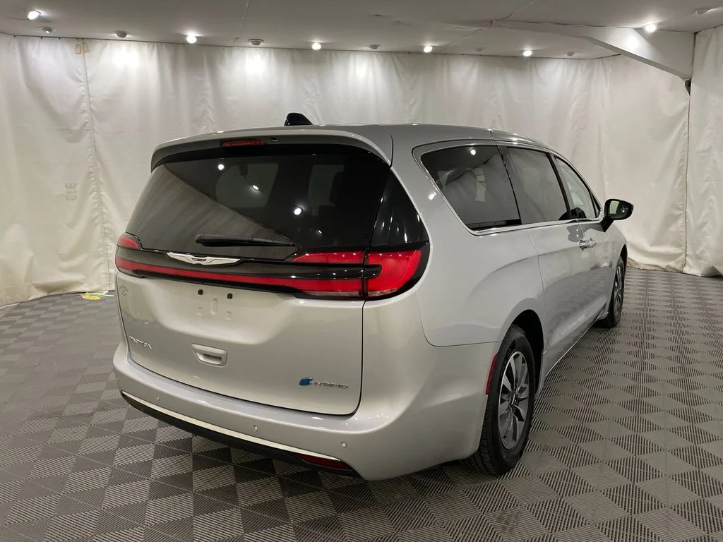 Certified Used 2024 Silver Mist Clearcoat Chrysler Hybrid Select image 6