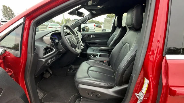 Used 2025 Red Chrysler Select image 29