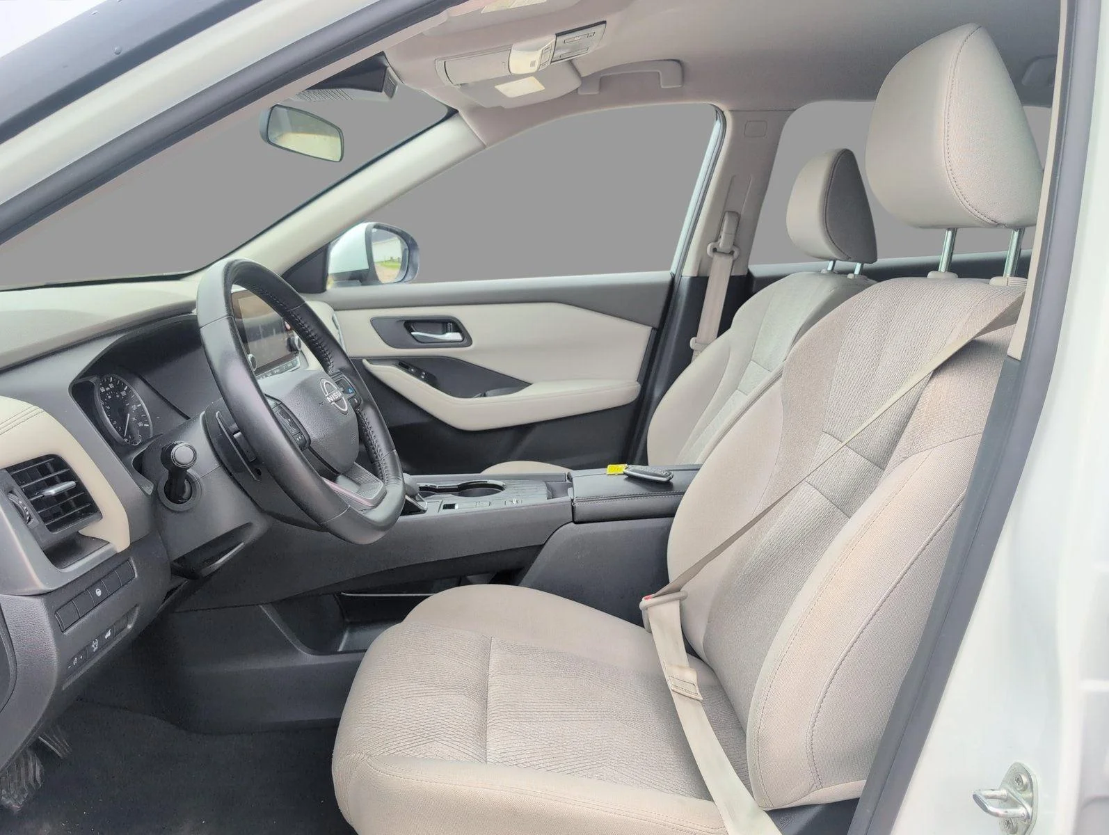 Used 2025 Everest White Pearl Nissan SV image 16