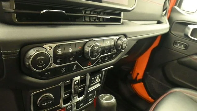 Used 2025  Jeep Rubicon image 18