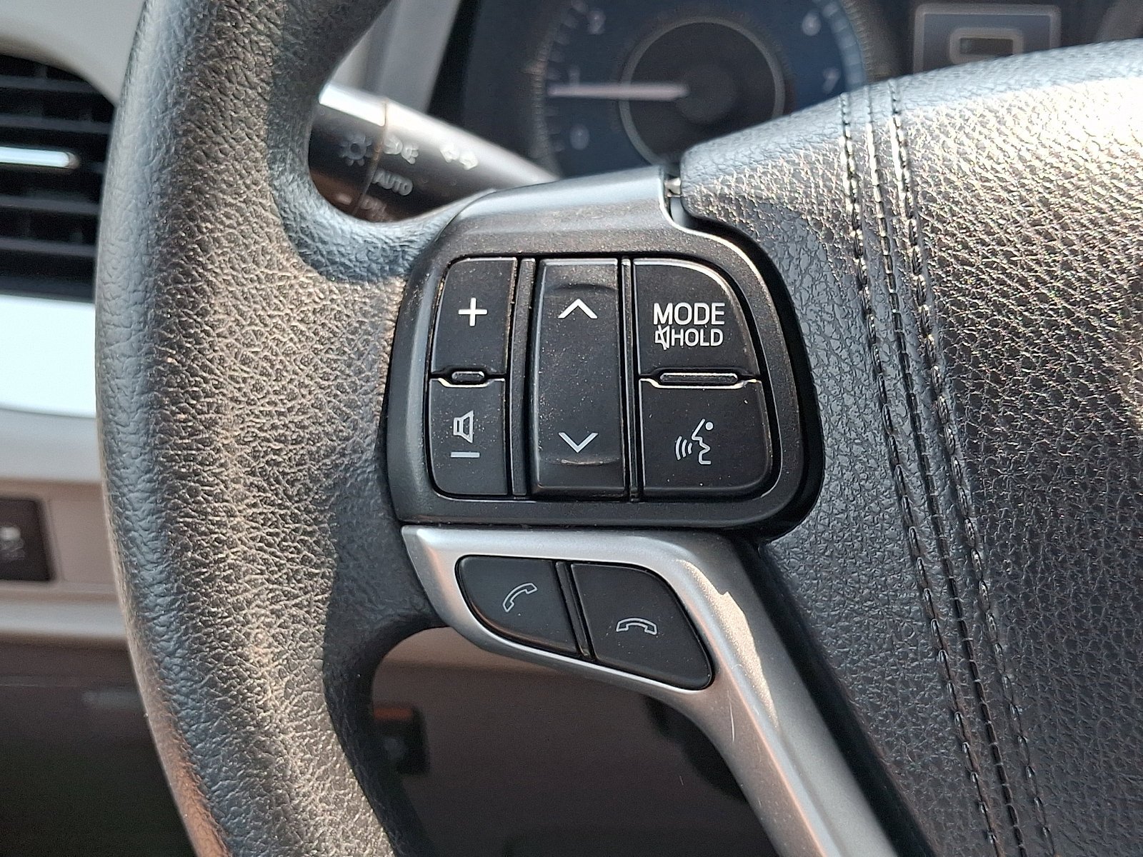 Used 2019 Predawn Gray Mica   1H1 Toyota LE Auto Access Seat image 23