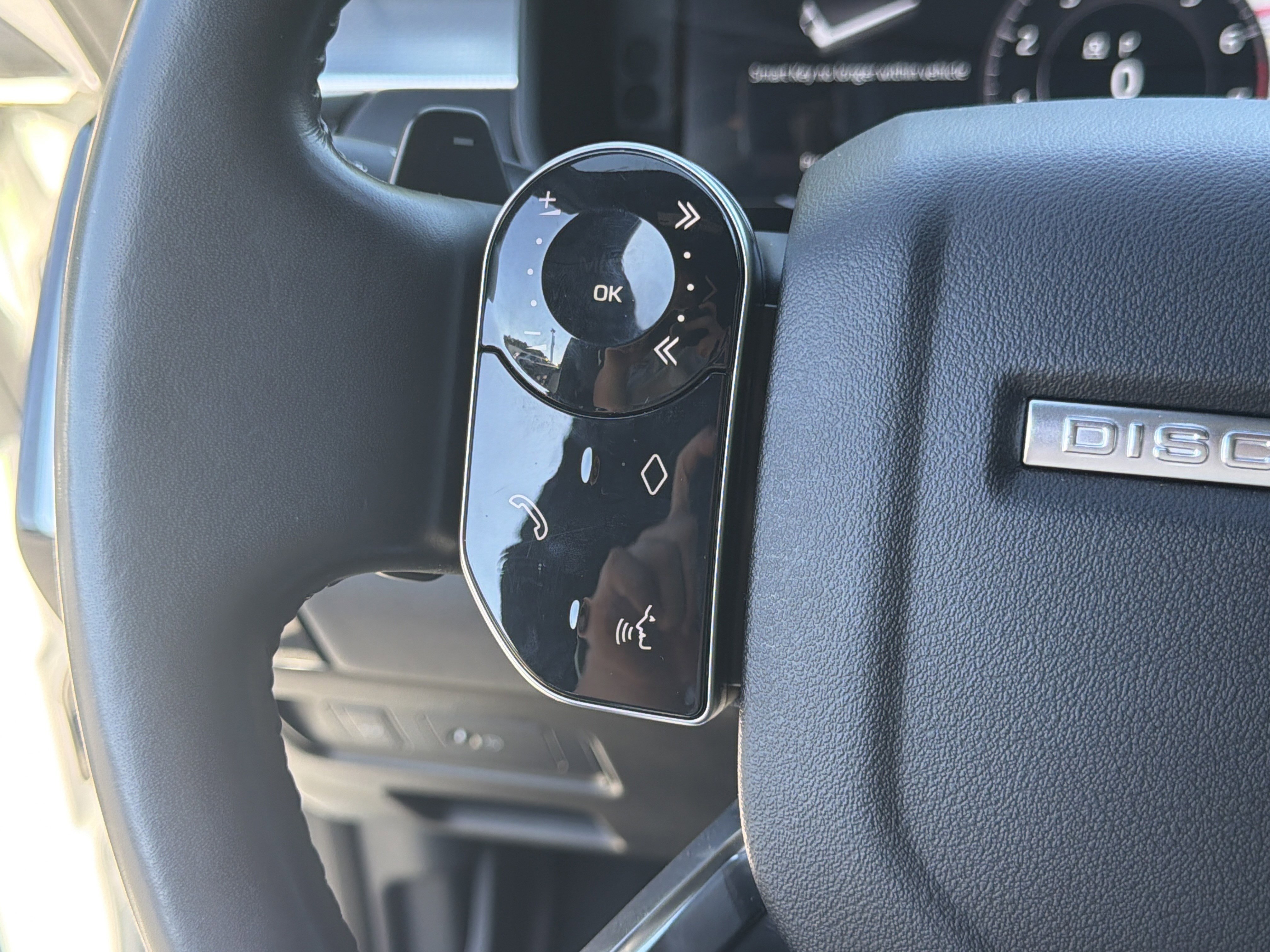 Used 2020 Fuji White Land Rover Landmark Edition image 30