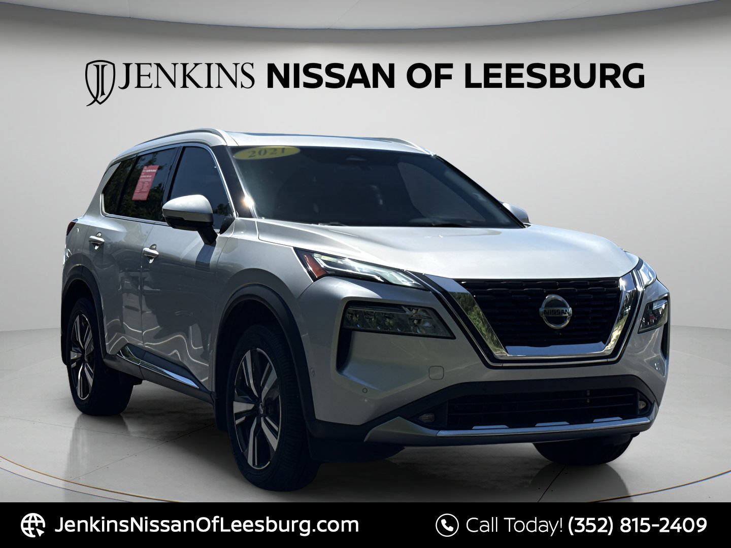 Used 2021 Brilliant Silver Metallic Nissan Platinum image 1