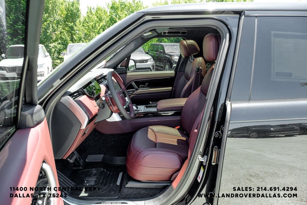 New 2026 Santorini Black Metallic Land Rover SE image 39