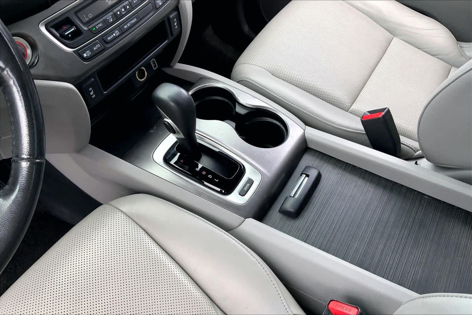 Used 2019 Obsidian Blue Pearl Honda RTL-T image 17