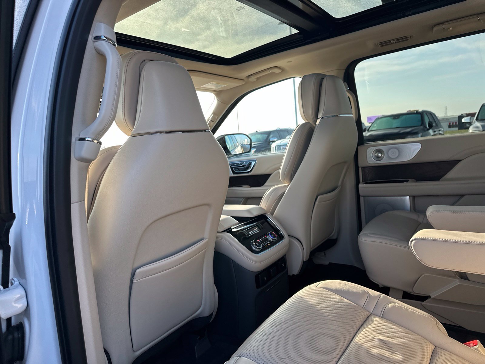 Used 2019 White Lincoln Reserve image 21