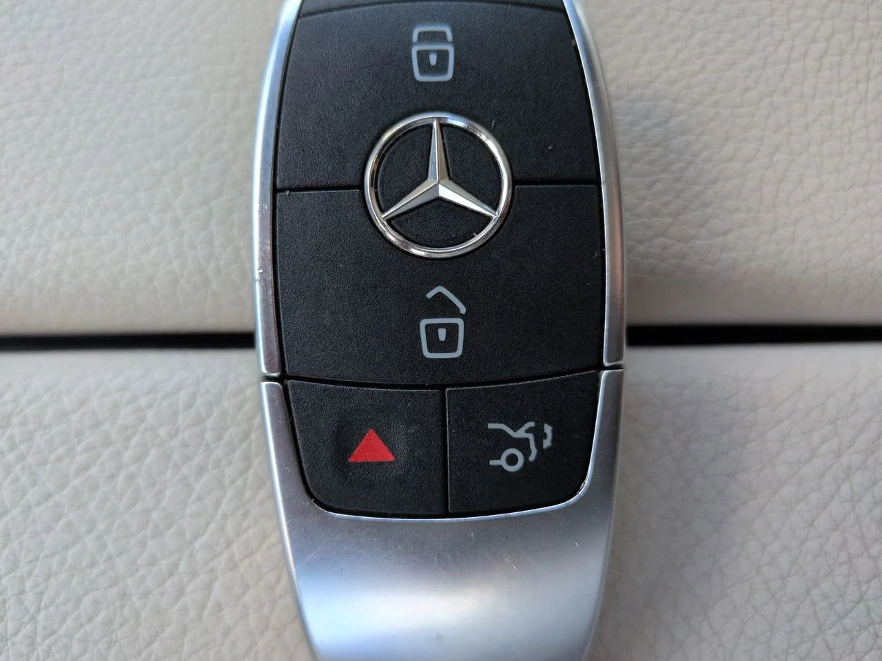 Used 2025 Selenite Gray Metallic Mercedes-Benz GLE 350 image 32