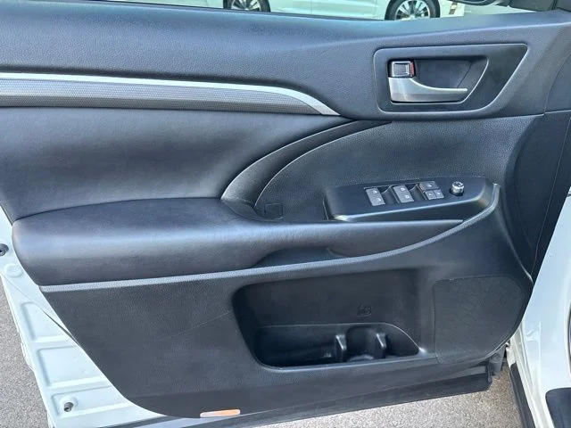 Used 2019 White Toyota SE image 17