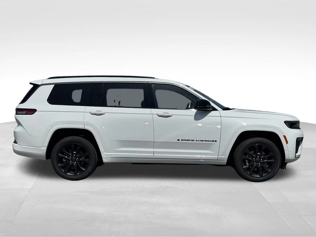 New 2026 Bright White Clear-Coat Exterior Paint Jeep Limited image 6