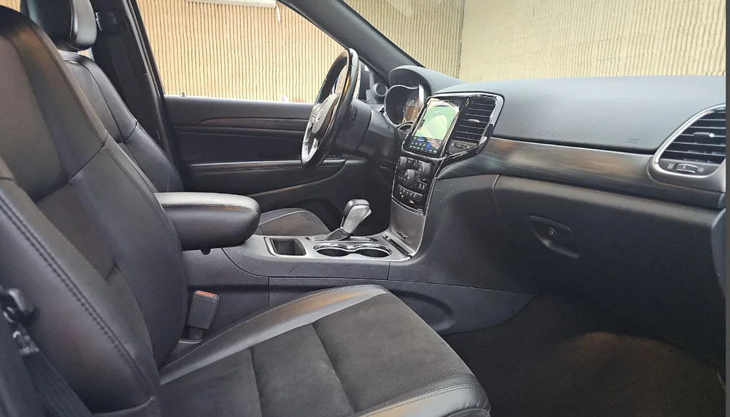 Used 2020 White Jeep Altitude image 25