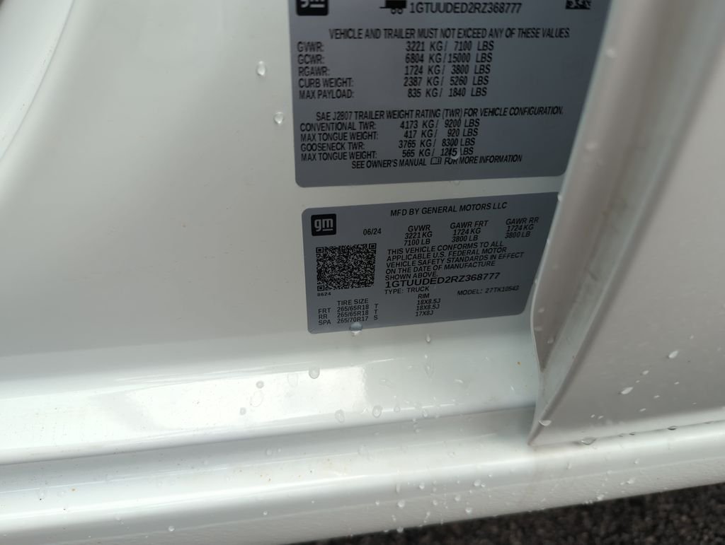 Used 2024 White GMC SLT image 35