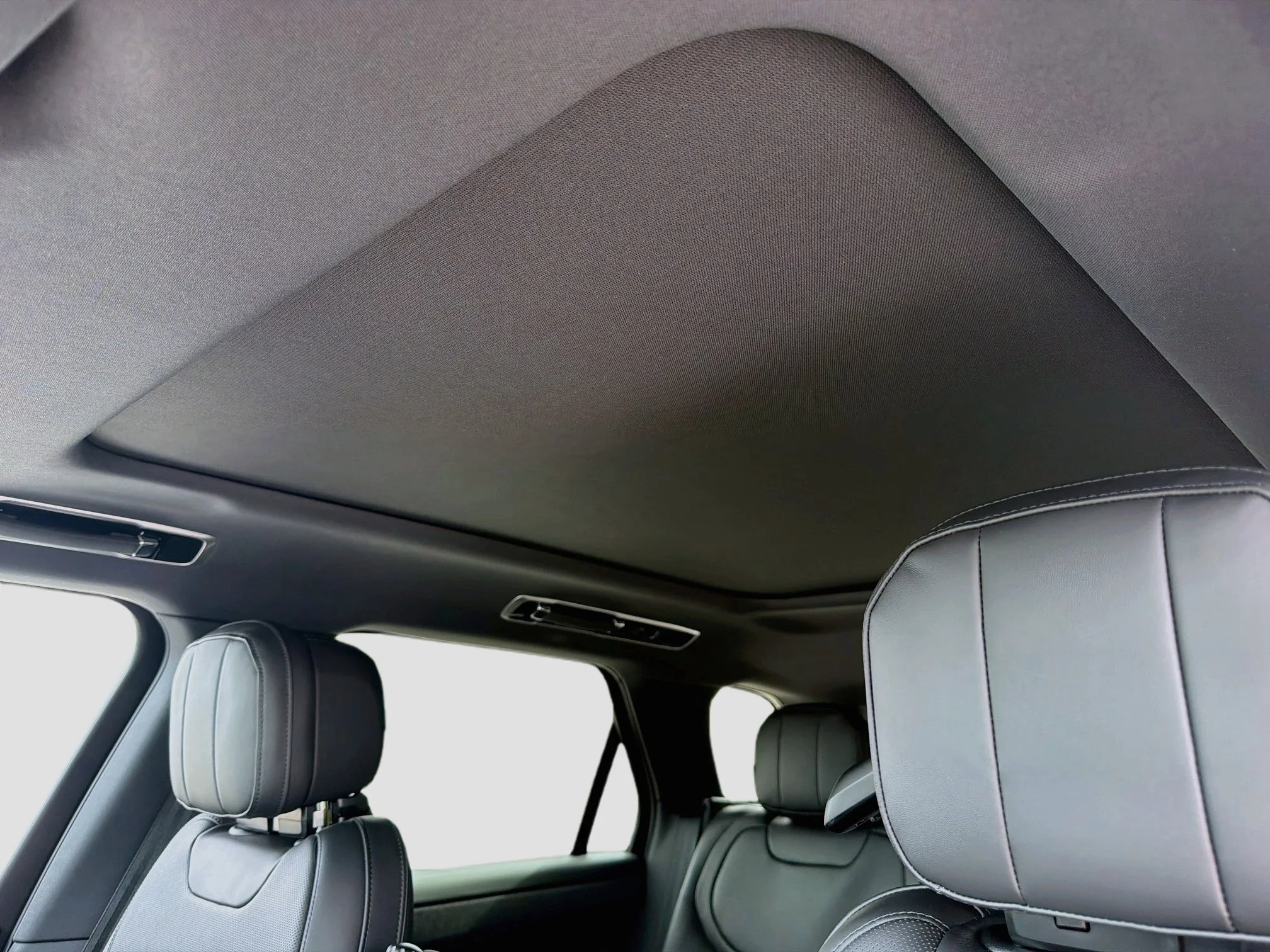 New 2026 Santorini Black Land Rover Dynamic SE image 28