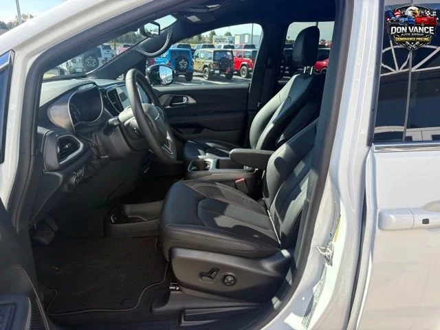 2026 Chrysler Pacifica Select - Photo 11