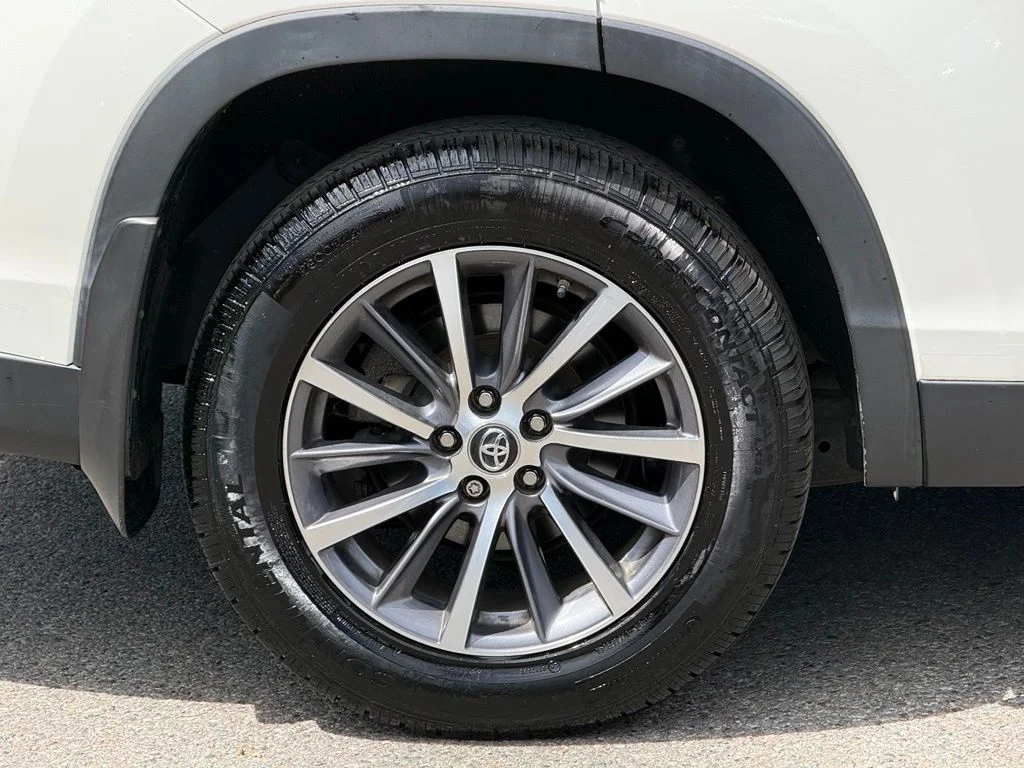 Used 2019 White Toyota XLE image 13
