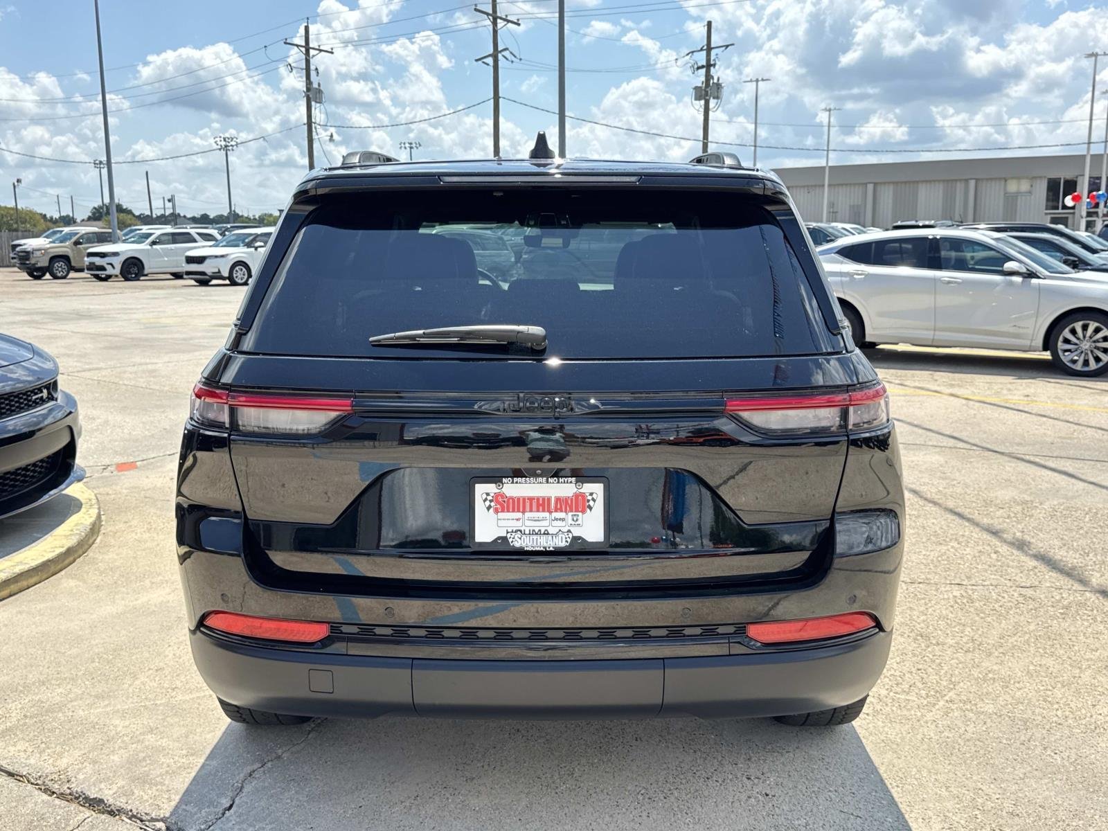 Used 2025 Diamond Black Crystal Pearlcoat Jeep Altitude X image 6