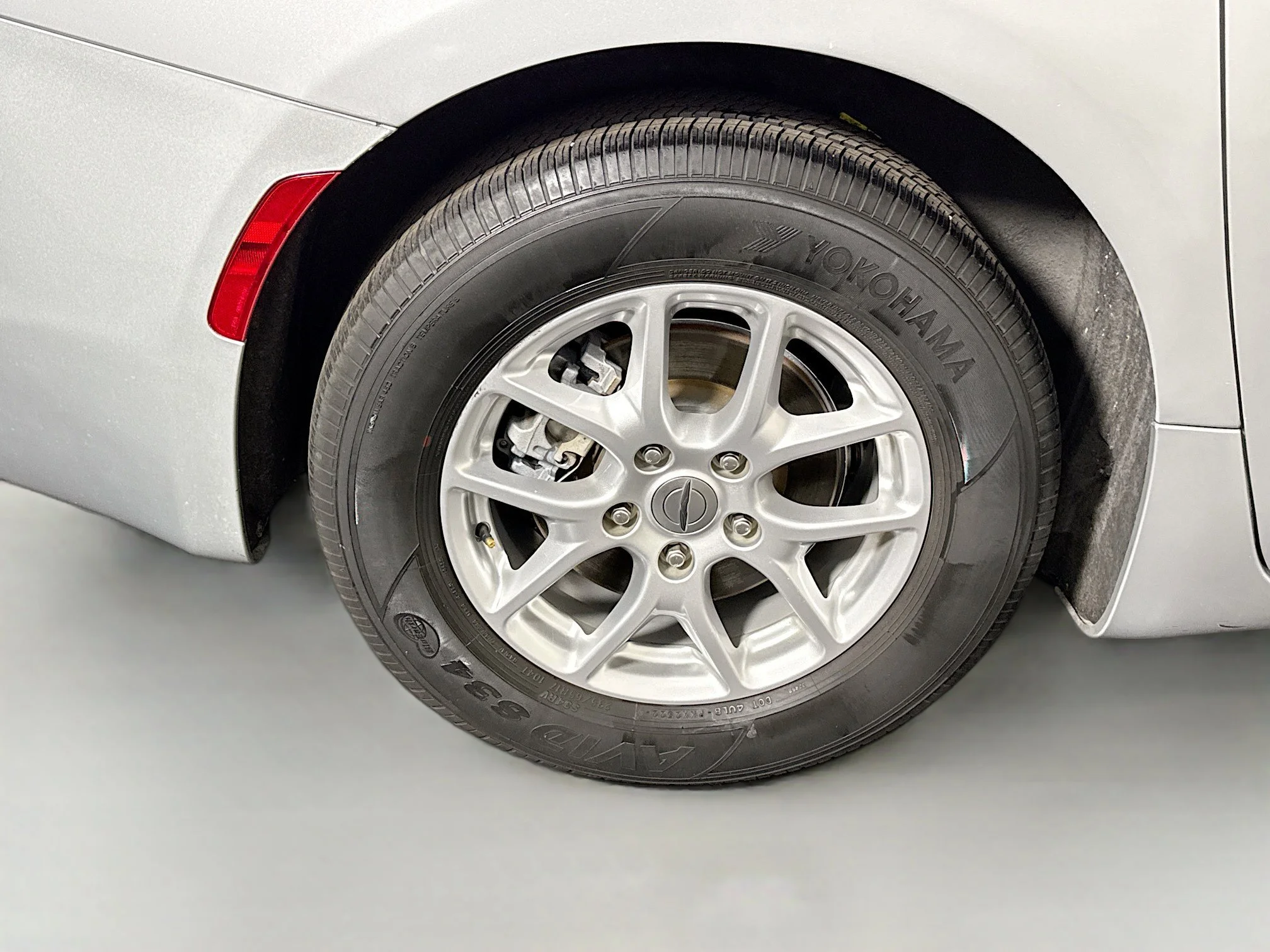 Used 2023 Silver Mist Clearcoat Chrysler LX image 27