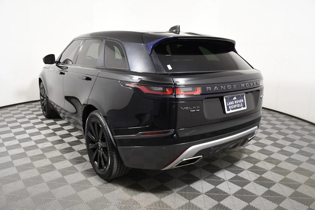 Used 2018 Santorini Black Land Rover HSE R-Dynamic image 4