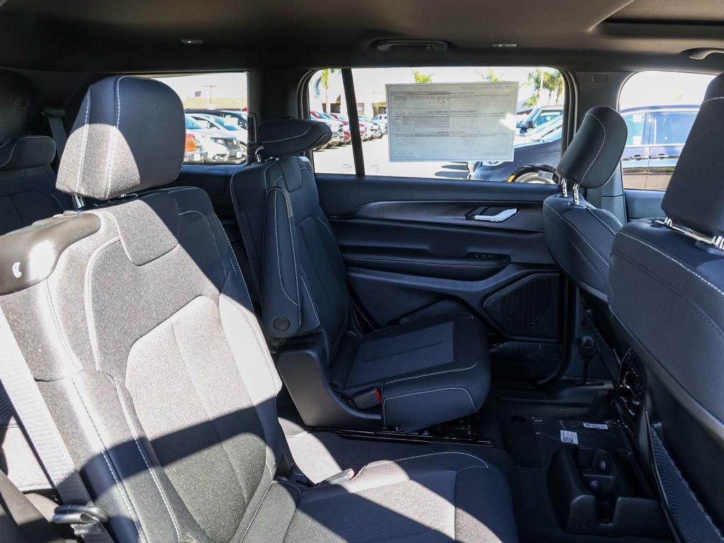 New 2026 Diamond Black Crystal Pearl-Coat Exterior Paint Jeep Laredo image 17