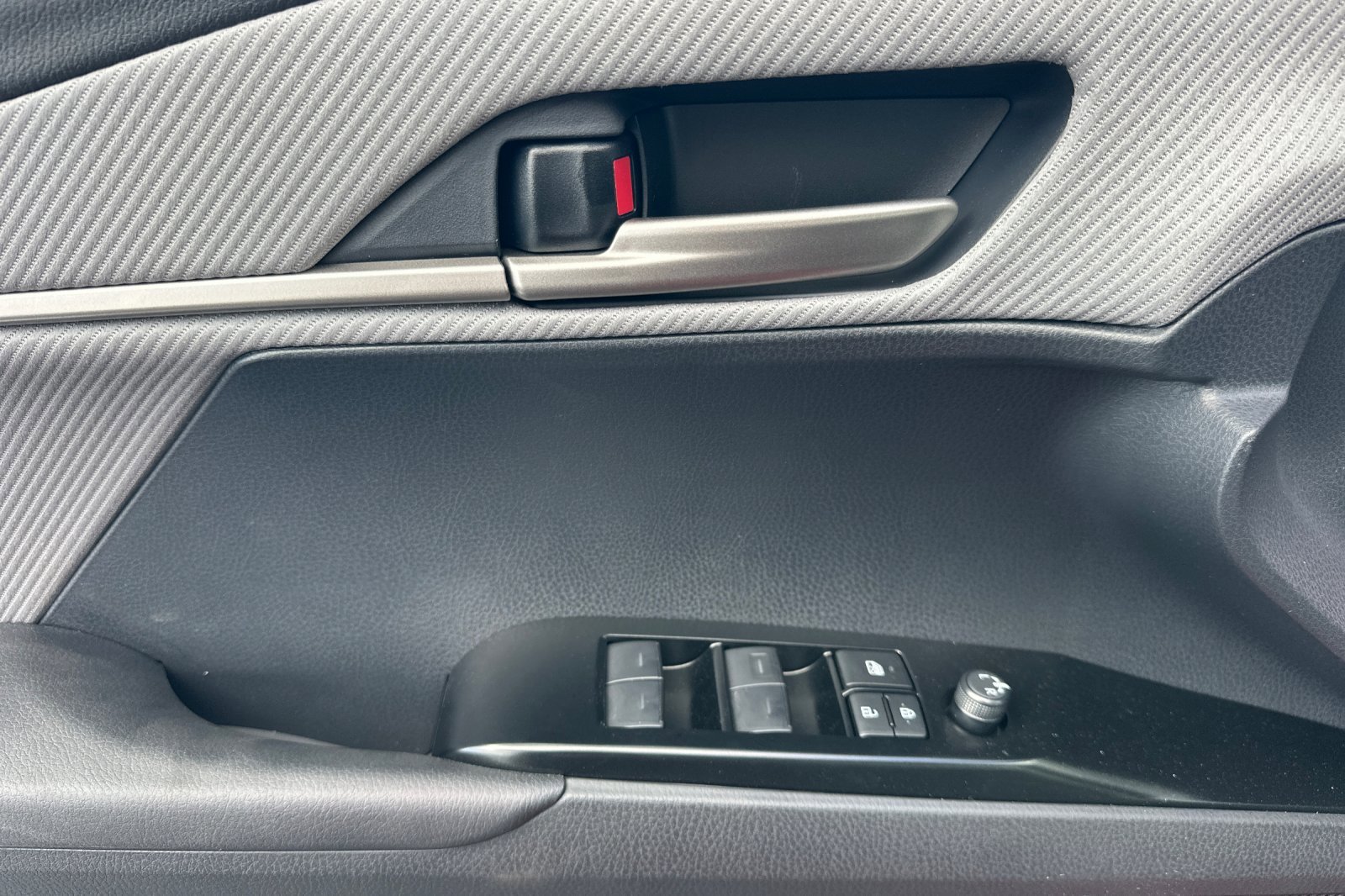 2026 Toyota Camry SE - Photo 11