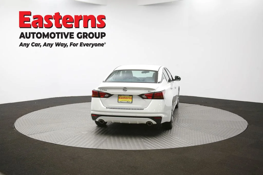 Used 2022 White Nissan 2.5 SL image 37