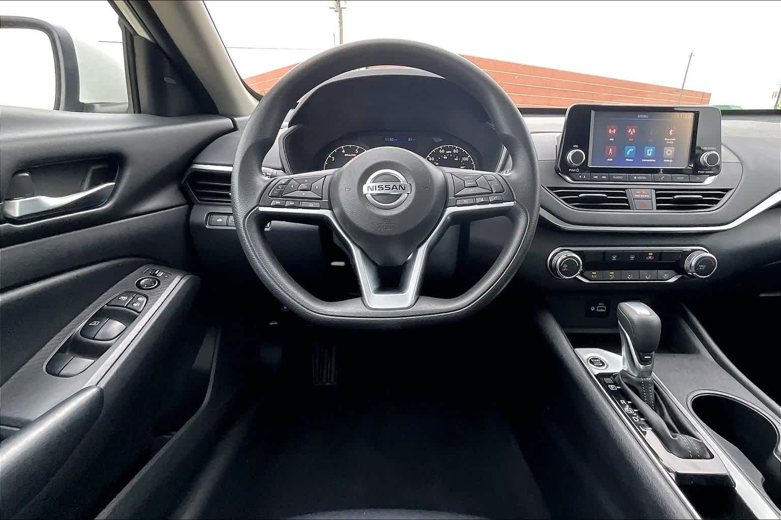 Used 2021 Glacier White Nissan 2.5 S image 6