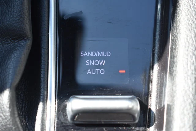 Used 2022 White Jeep Latitude image 31