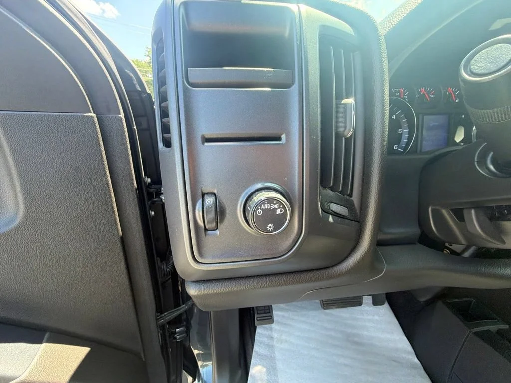 Used 2018 GRAPHITE METALLIC Chevrolet LS image 21