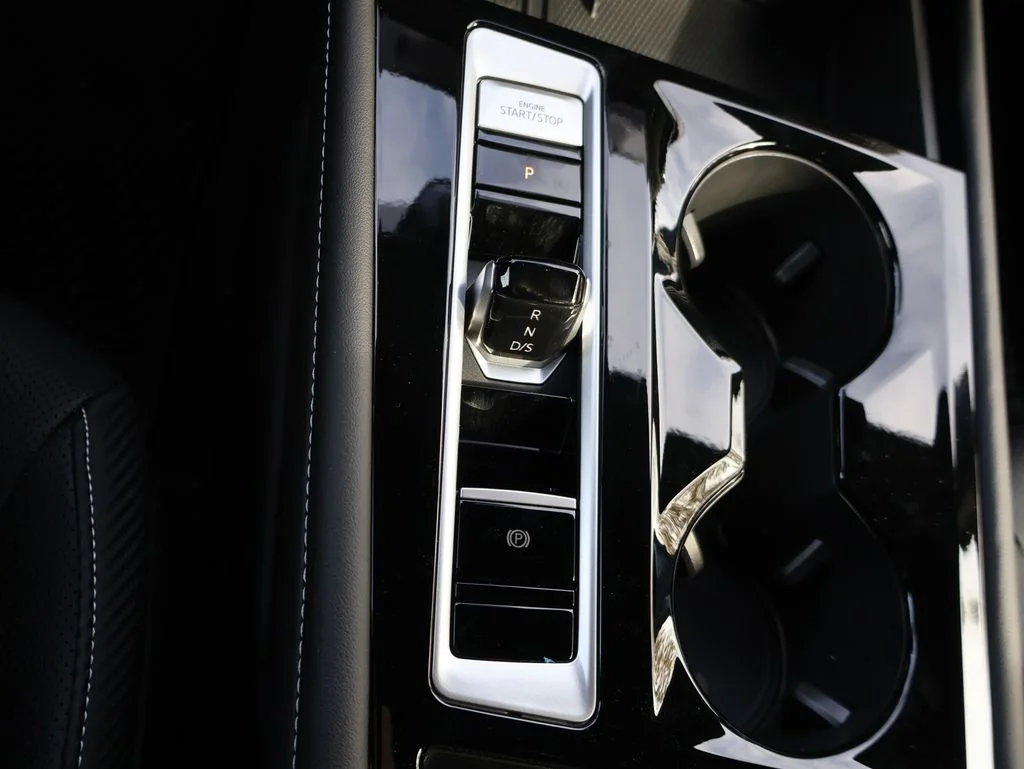 New 2026 White Volkswagen 2.0T SE w/Technology image 31