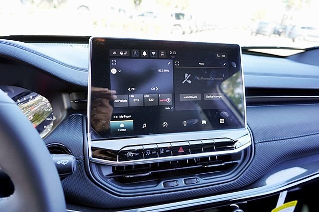 New 2026 Bright White Clearcoat Jeep Latitude image 27