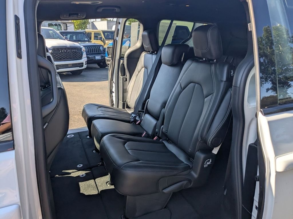 2026 Chrysler Pacifica Select - Photo 15