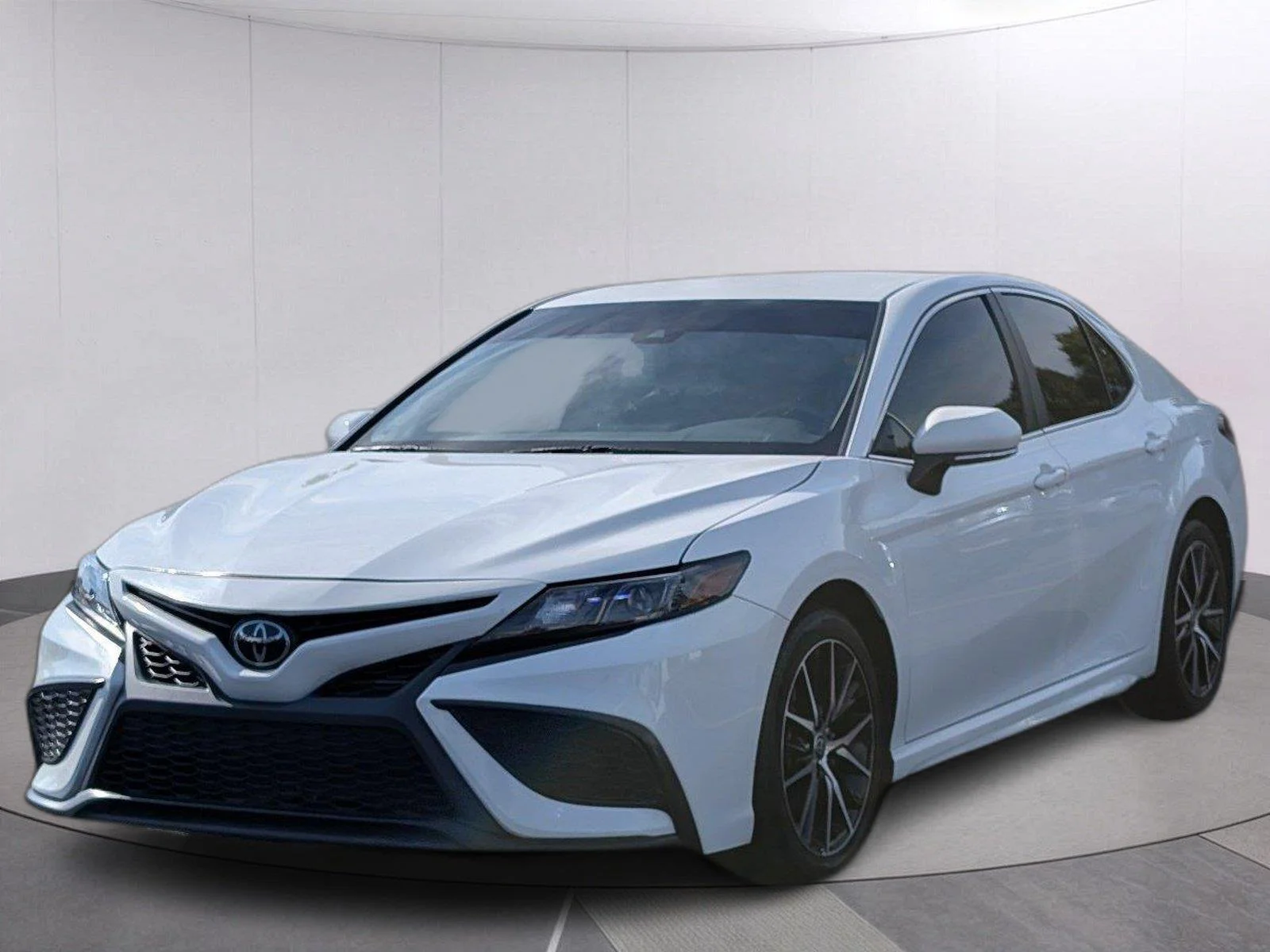 Used 2023 Ice Cap Toyota SE image 1