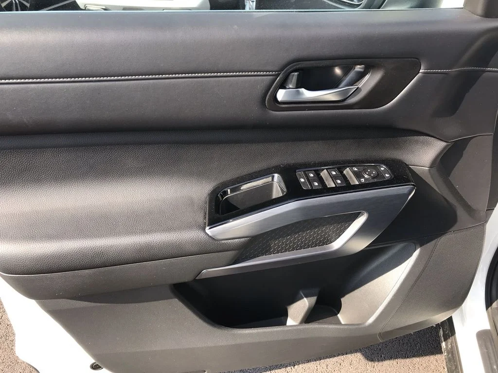 Used 2023 White Nissan SL image 13
