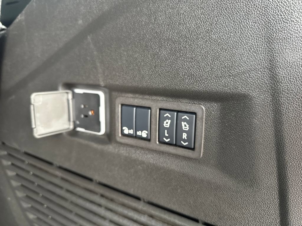 2025 GMC Yukon Denali - Photo 45
