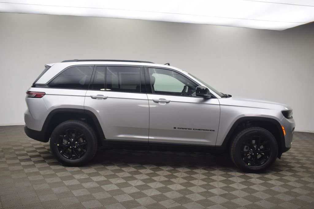 New 2026 Silver Zynith Exterior Paint Jeep Altitude image 3