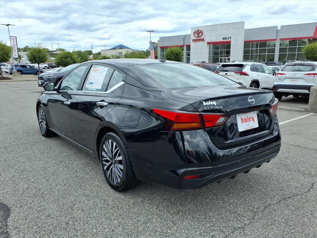 Used 2025 Black Nissan 2.5 SV image 7