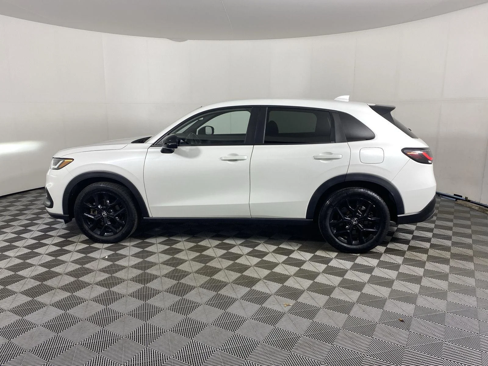 Used 2024 Platinum White Pearl Honda Sport image 4