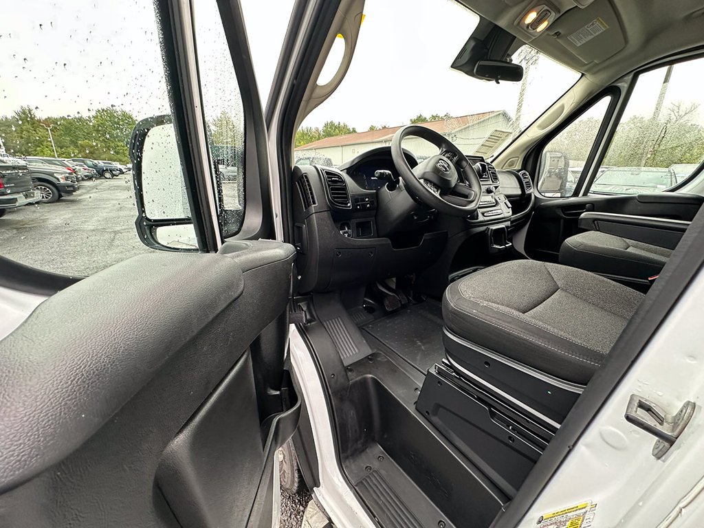 Used 2025 White Ram Base image 22