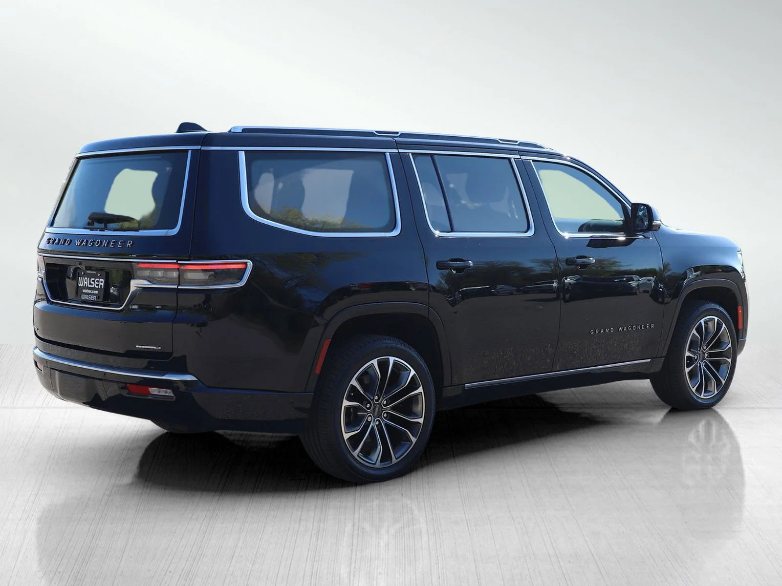 Used 2022 Diamond Black Crystal Pearlcoat Jeep Series III image 6