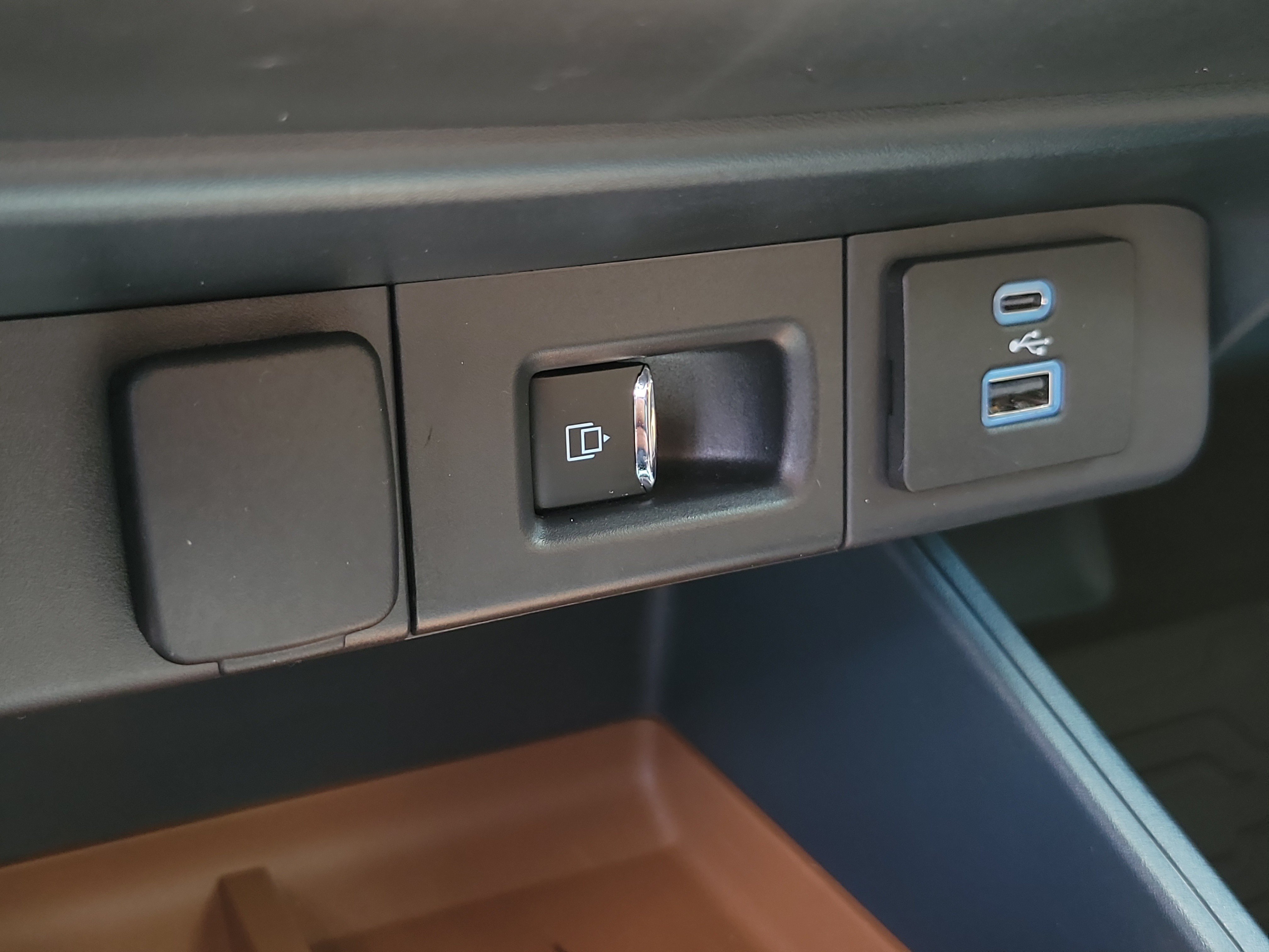 Used 2024 Gray Metallic Ford LARIAT image 8